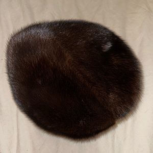 1950 VINTAGE MINK Ladies Dark Brwn / Blk - Fur Cap Woman's Winter Look